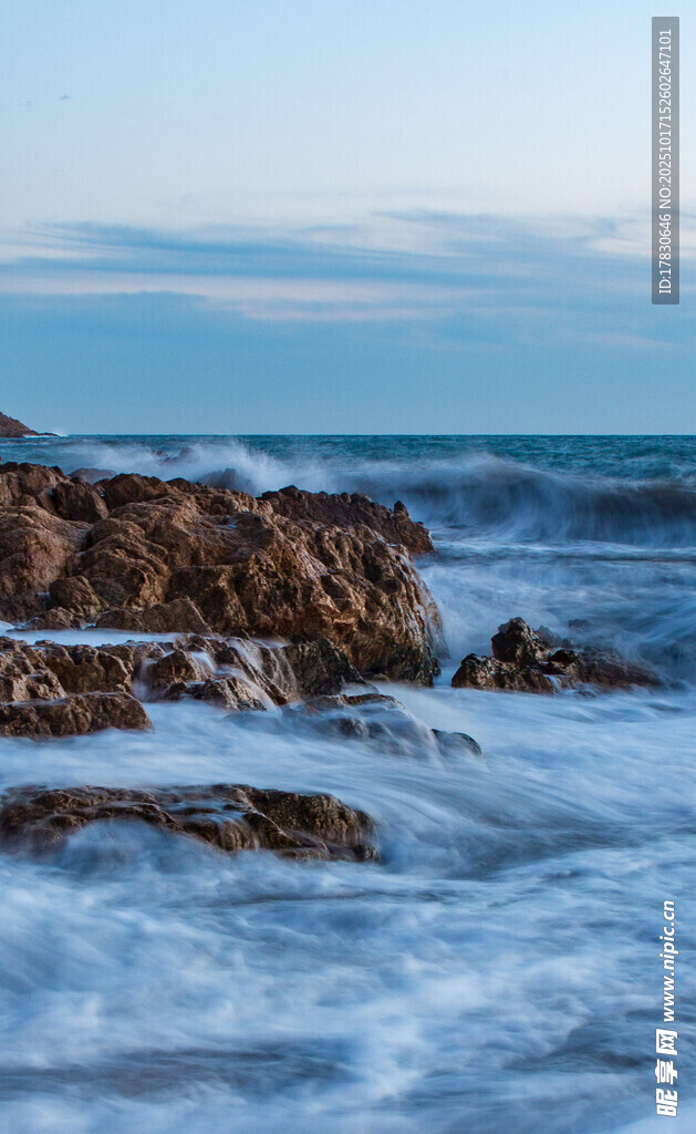 海浪拍击岸边礁石美景