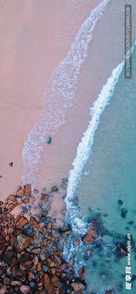 俯瞰海滩上的人群与海浪