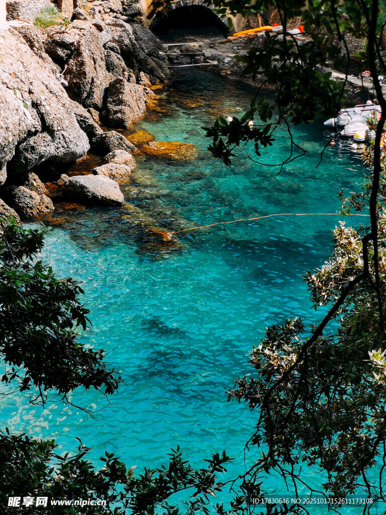 清澈蓝绿色山间潭水美景