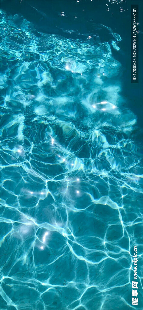 波光粼粼的清澈泳池水面