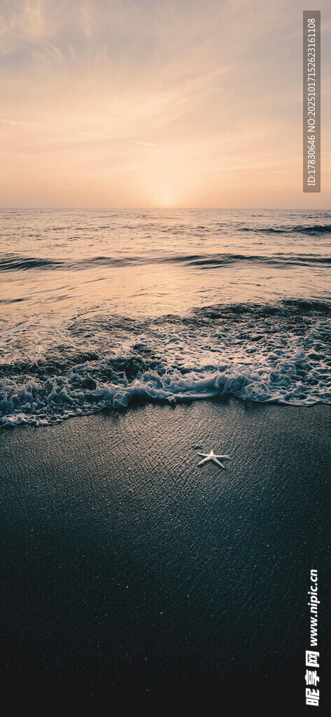 海边日落海浪轻拍沙滩