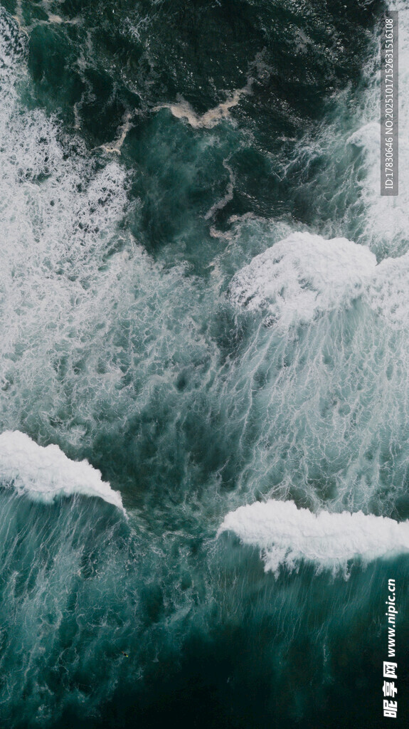 汹涌海浪展现海洋磅礴力量