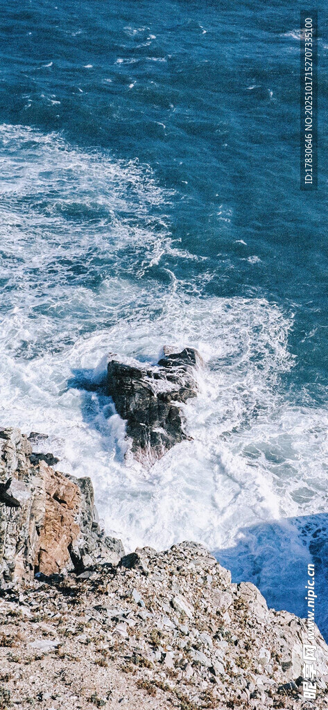 海浪拍岸的岩石景观