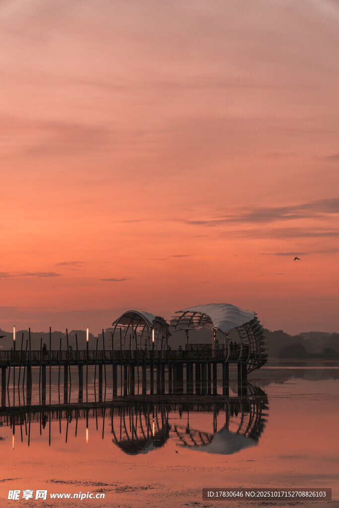 湖畔黄昏码头美景