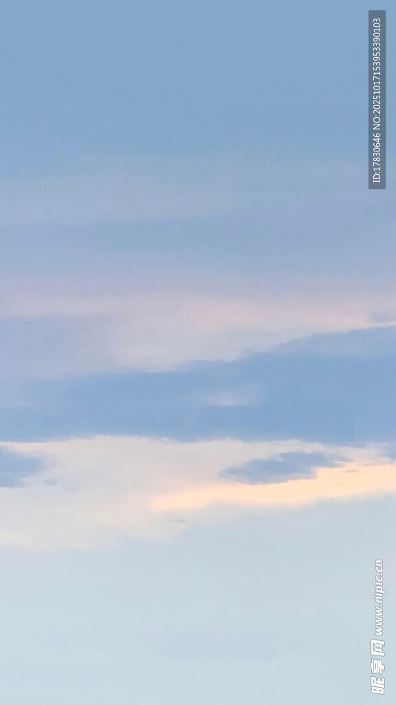 淡蓝天空飘着轻柔云彩