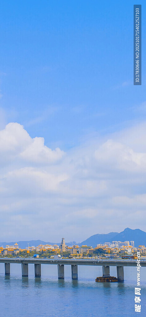 海上长桥与蓝天白云美景