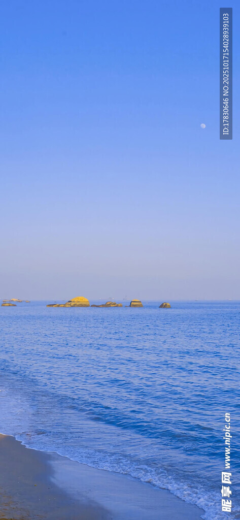 海边美景海浪轻拍沙滩