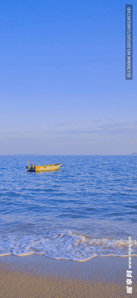 海边美景小船静浮海面