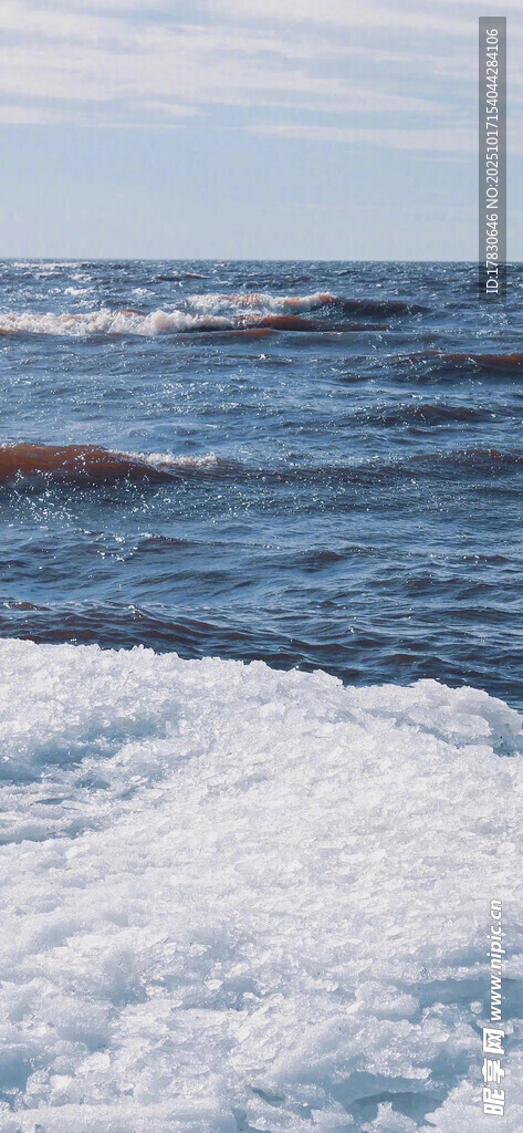 海浪拍打岸边的白色浪花