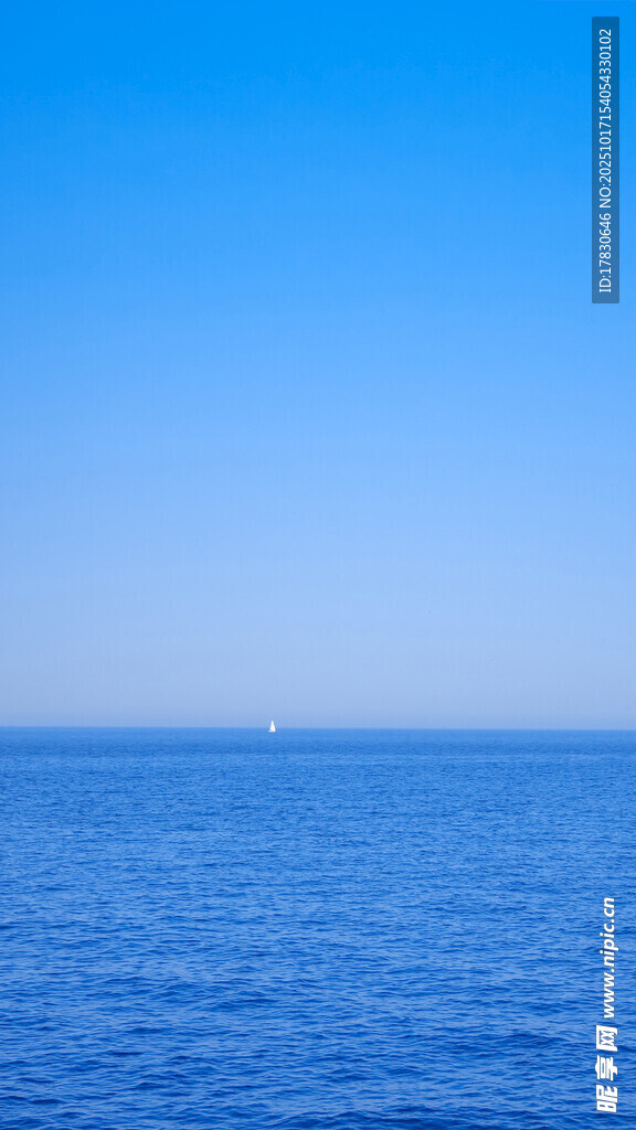 广阔蔚蓝大海与晴朗天空