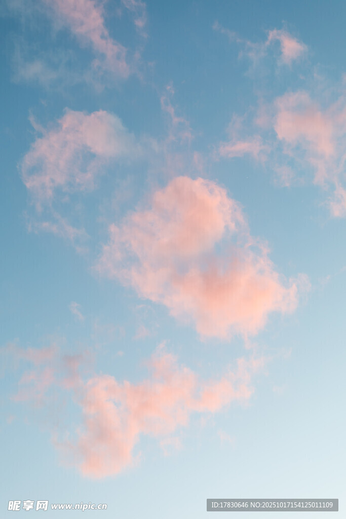粉蓝天空中的梦幻云朵