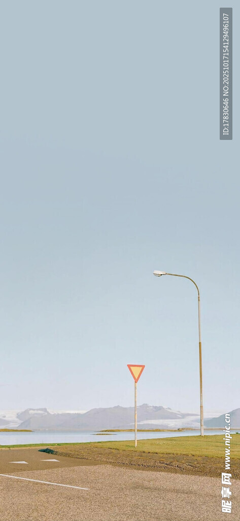空旷公路旁的交通指示牌