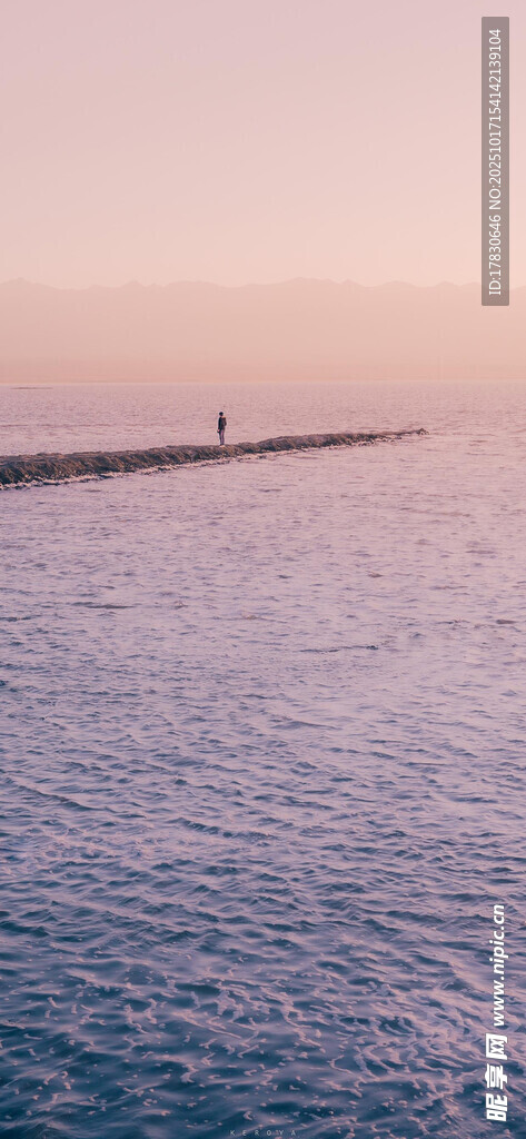 海边栈桥静谧的海上风光
