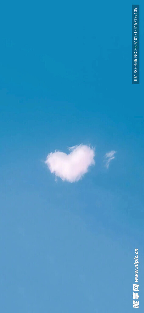 天空中的心形云朵