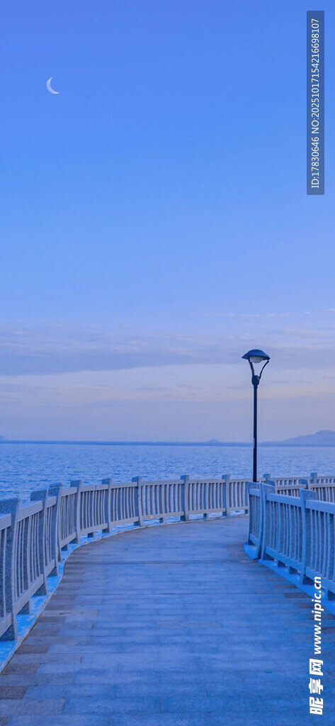 海边栈桥静谧蓝色景致