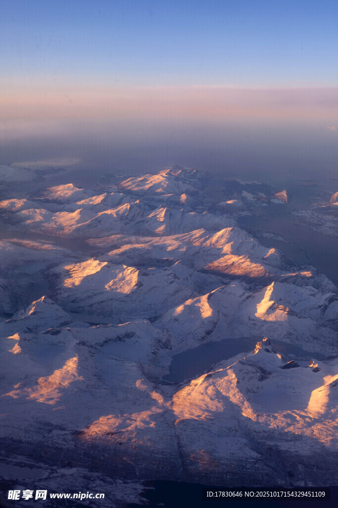 高空俯瞰壮丽雪山景观