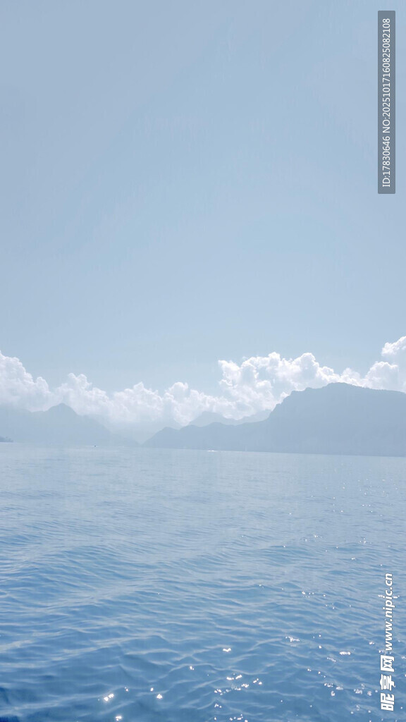 广阔海面与远处天际线
