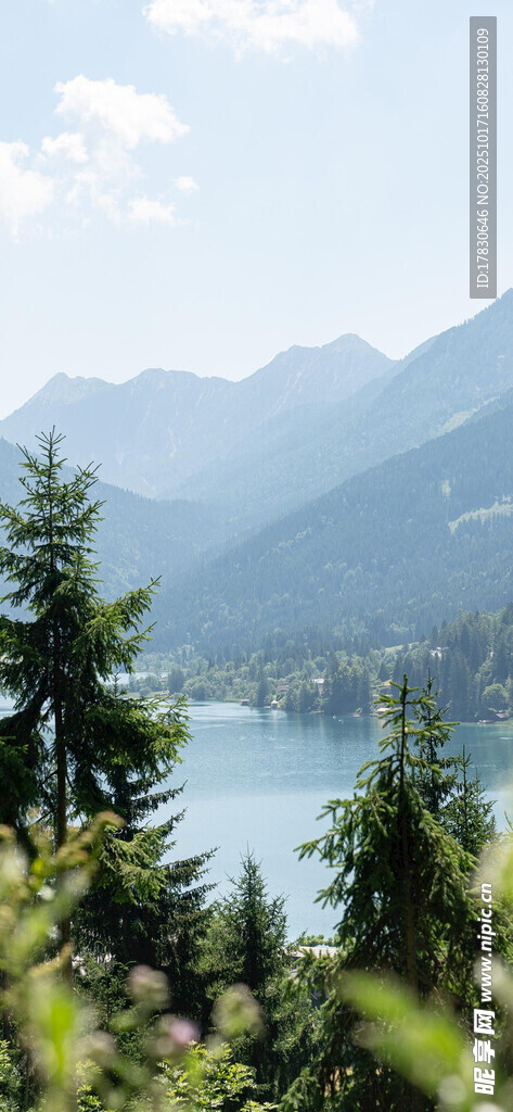 湖畔山林美景