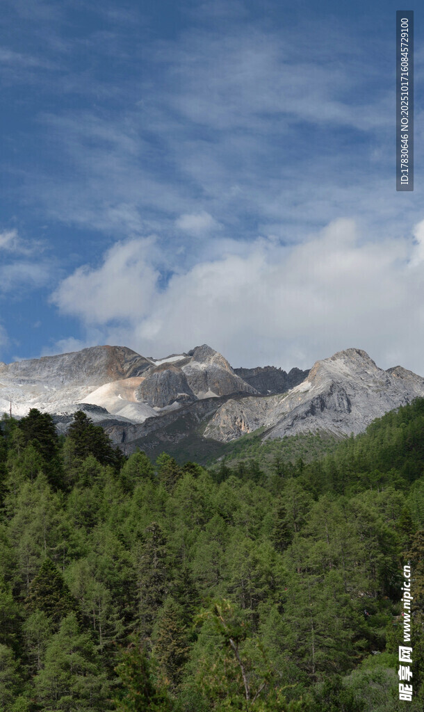 山林间的巍峨雪山