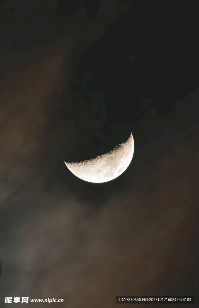 夜空中的弯弯月牙