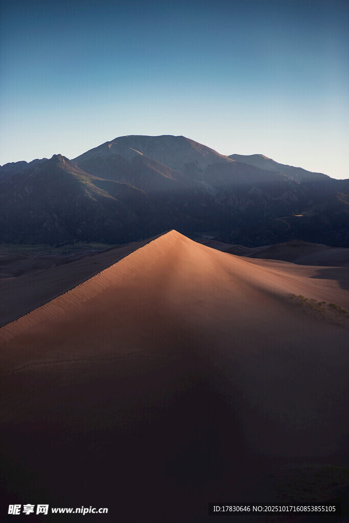 沙漠沙丘与远处山峦景观