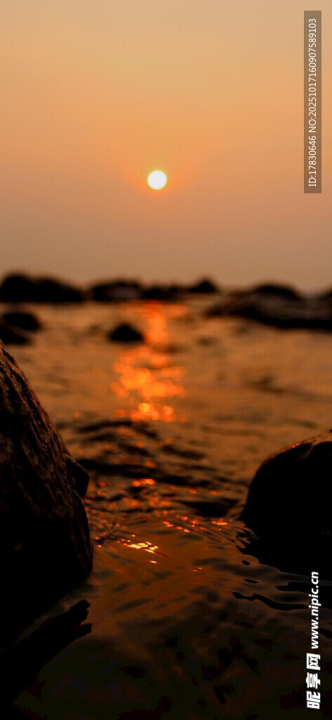 夕阳下的海边礁石美景