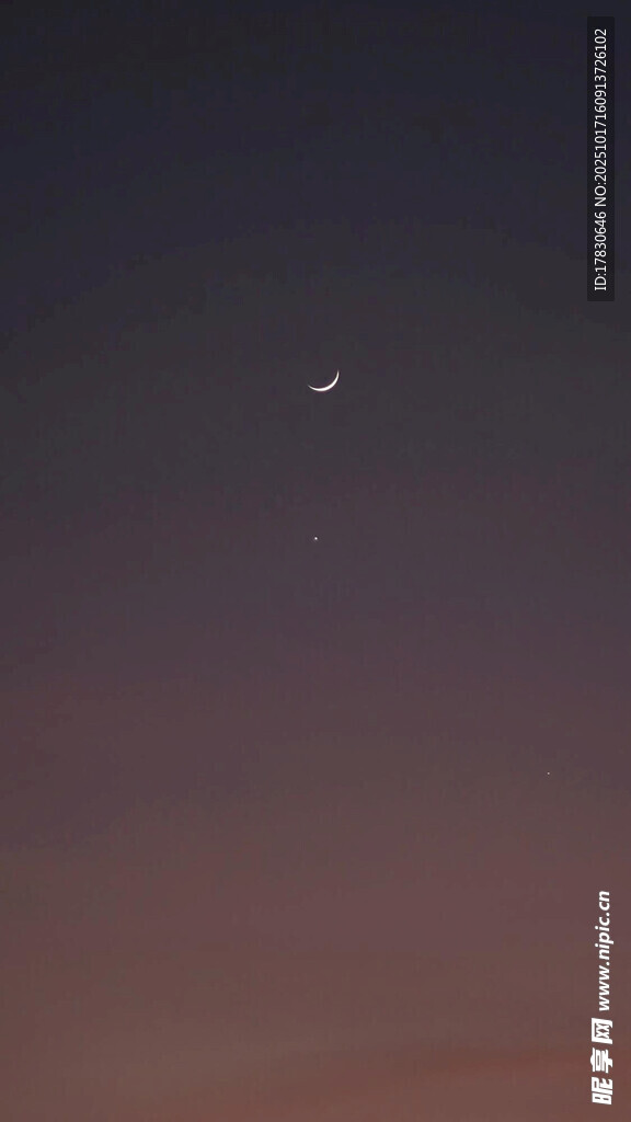 夜幕中的弯月