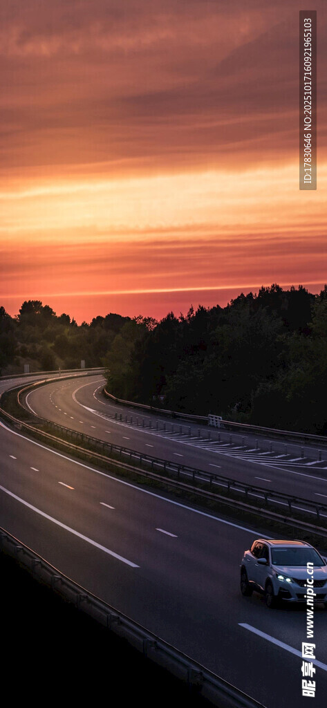 公路上的日落行车美景