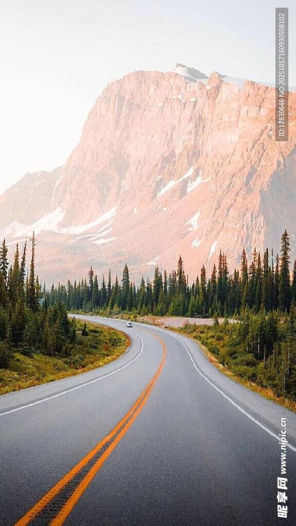 蜿蜒公路旁的壮丽山景