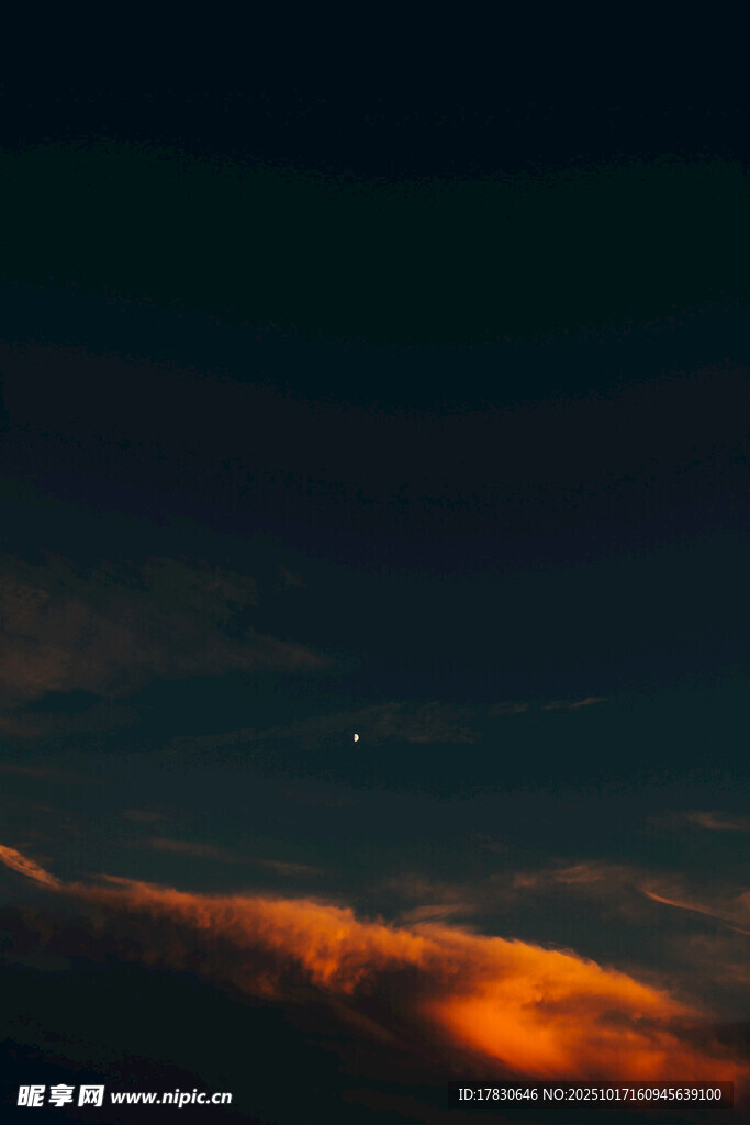 夜幕下的绚烂霞光