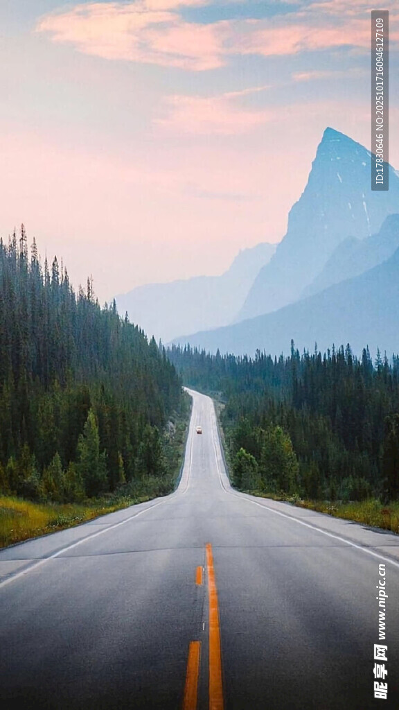 公路伸向远方的壮美风景