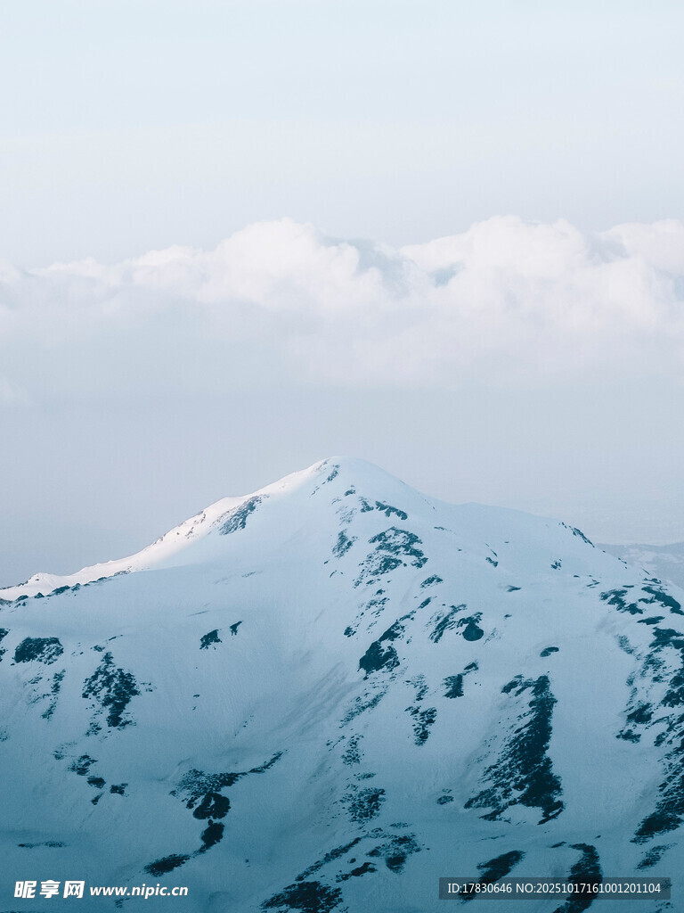 雪山之巅壮丽雪景