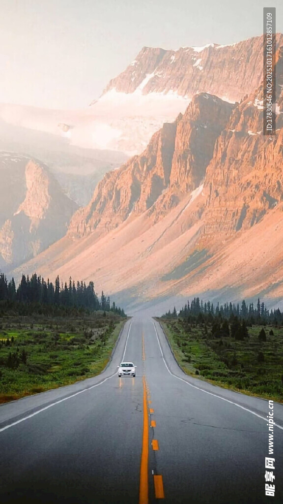 公路伸向远方的壮美风景
