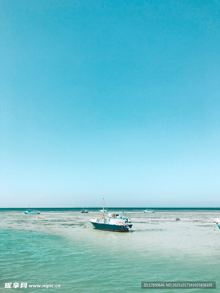 碧海蓝天中的孤舟