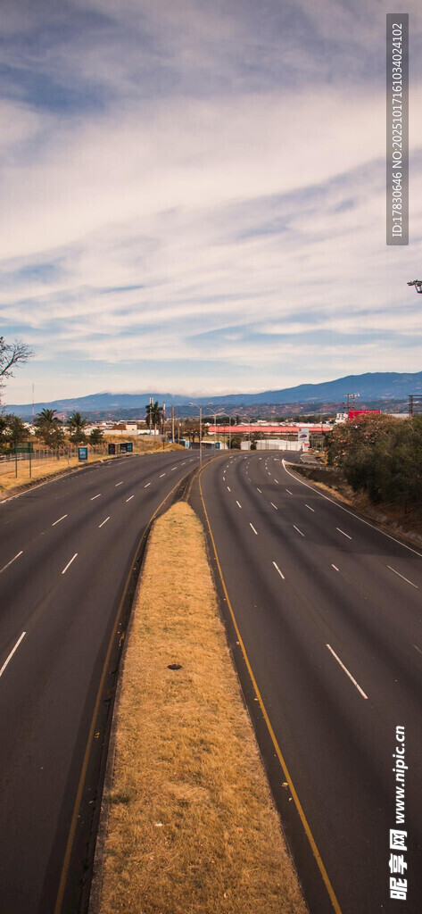 空旷公路延伸向远方