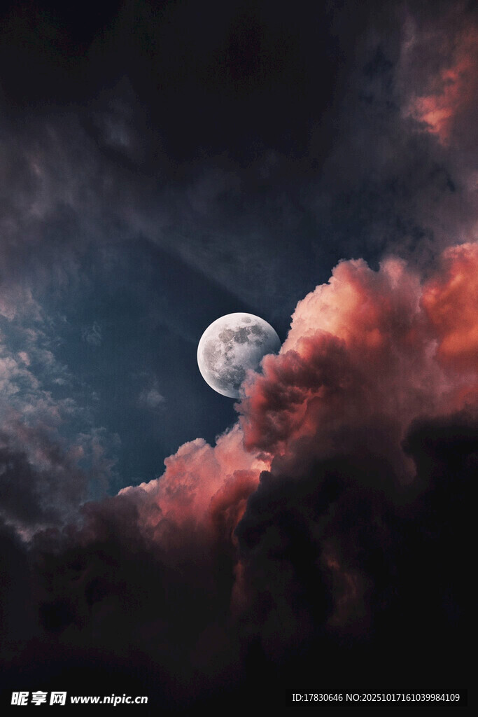 夜空中的明月与绚丽云彩