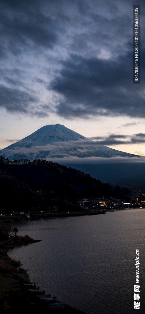 湖畔暮色中的巍峨山峰