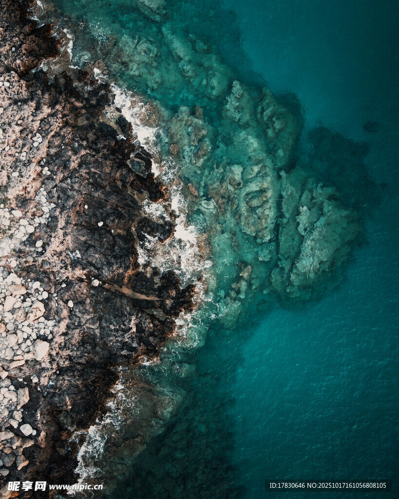 海岸边的碧蓝海水与礁石