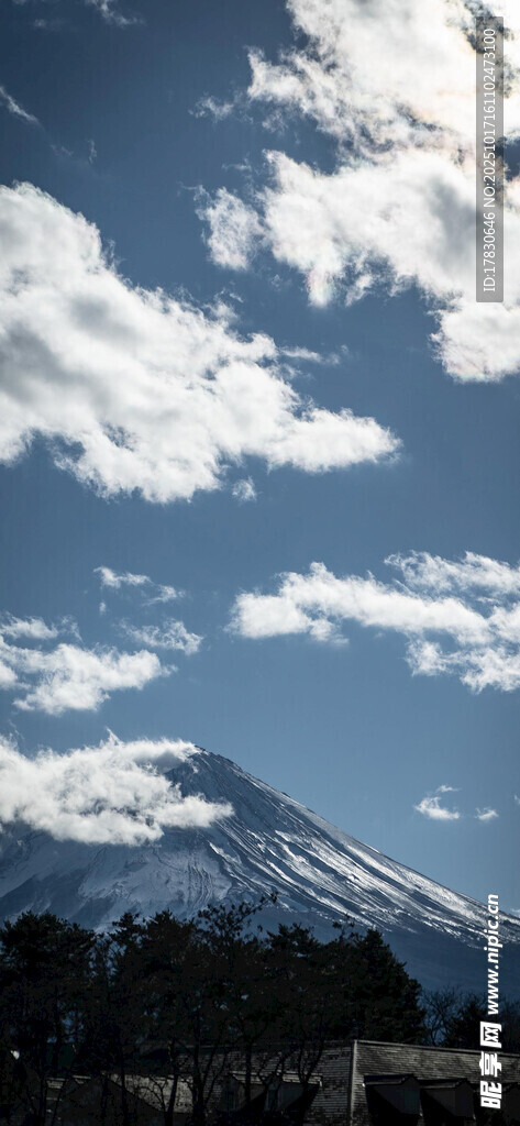 富士山美景蓝天白云相伴