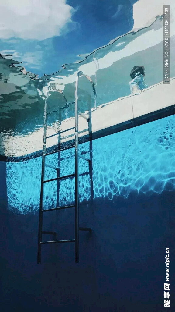 水下泳池中的金属梯子