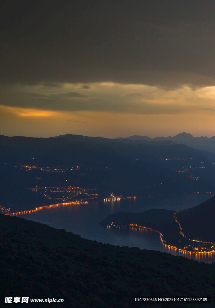 夜幕下的山间城市灯火