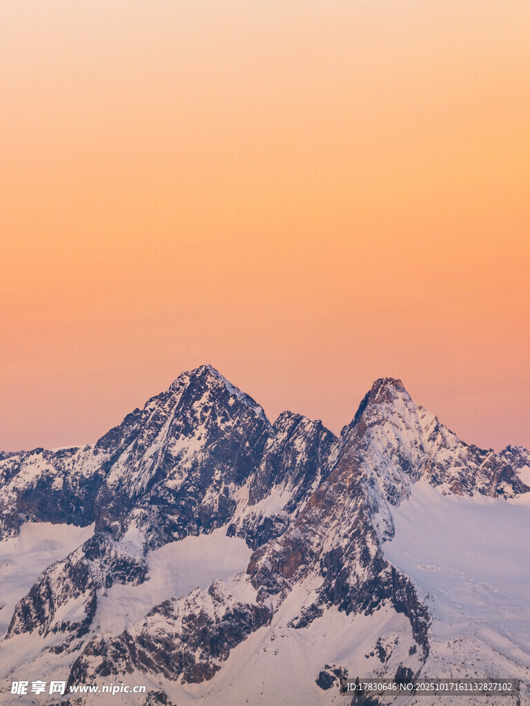 雪山壮丽日出景观