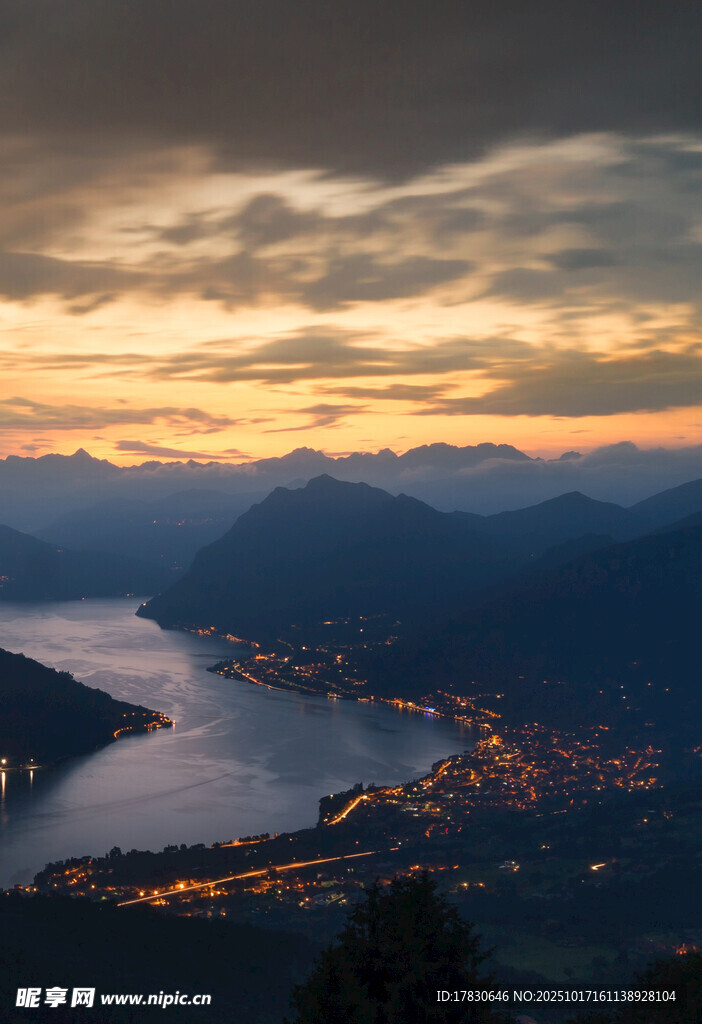 黄昏下的山水城镇美景