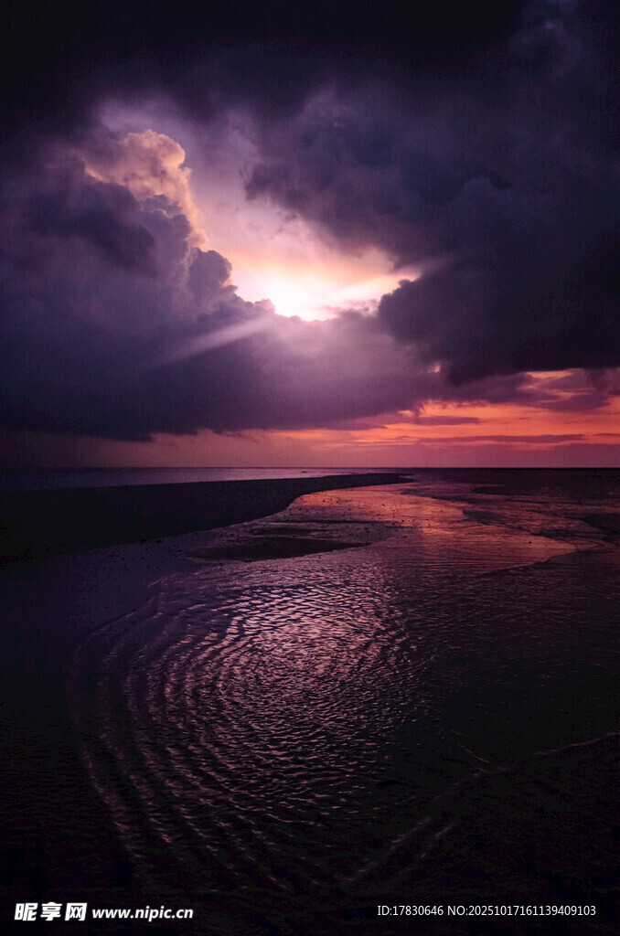 海上日落时分的壮丽景观