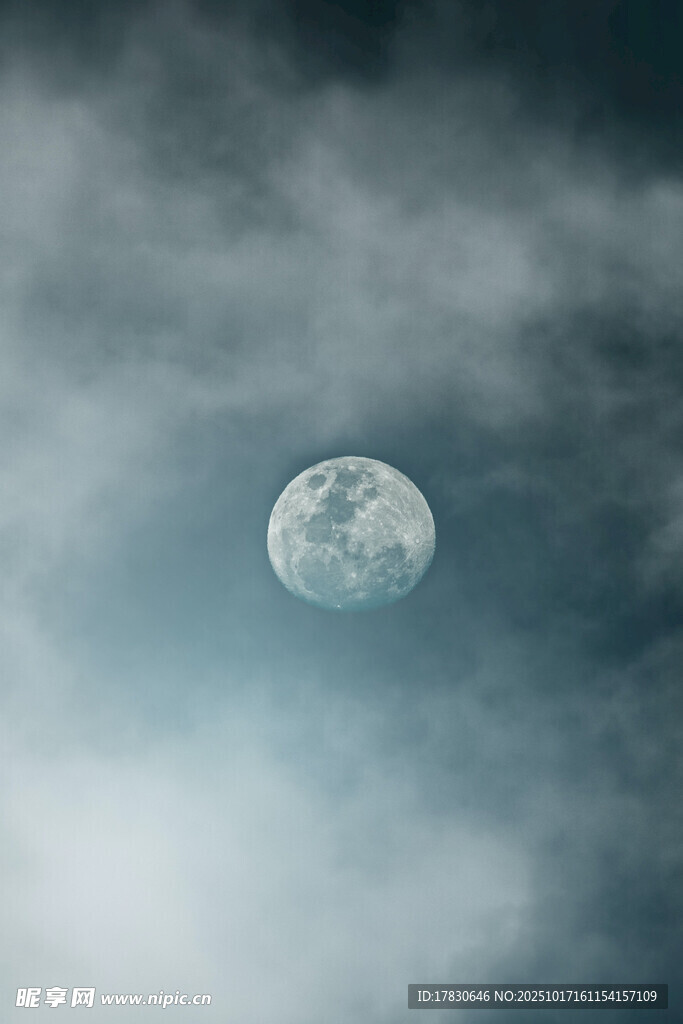 夜空中的朦胧明月