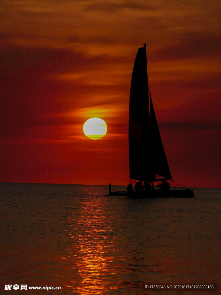 夕阳下的海上帆船