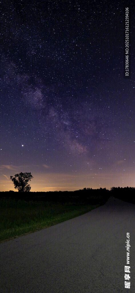夜幕下的公路与璀璨星空