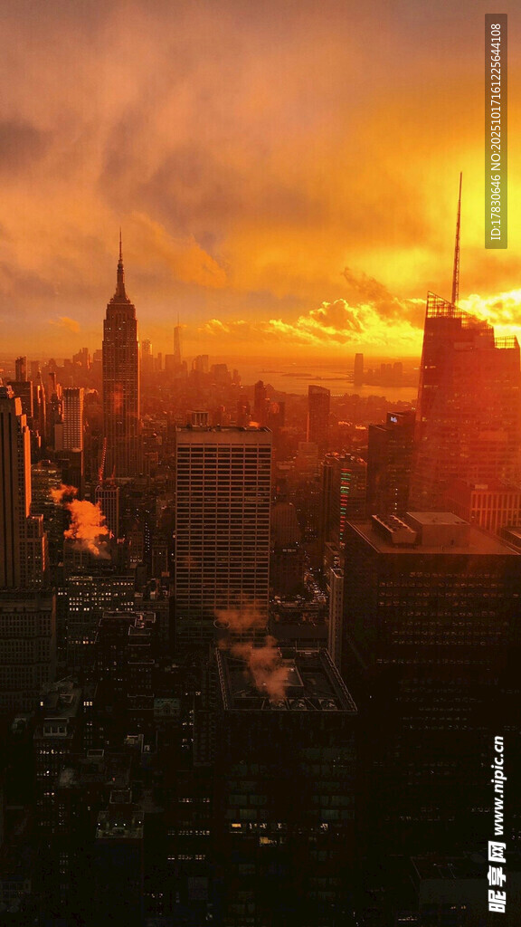 夕阳下的繁华都市天际线