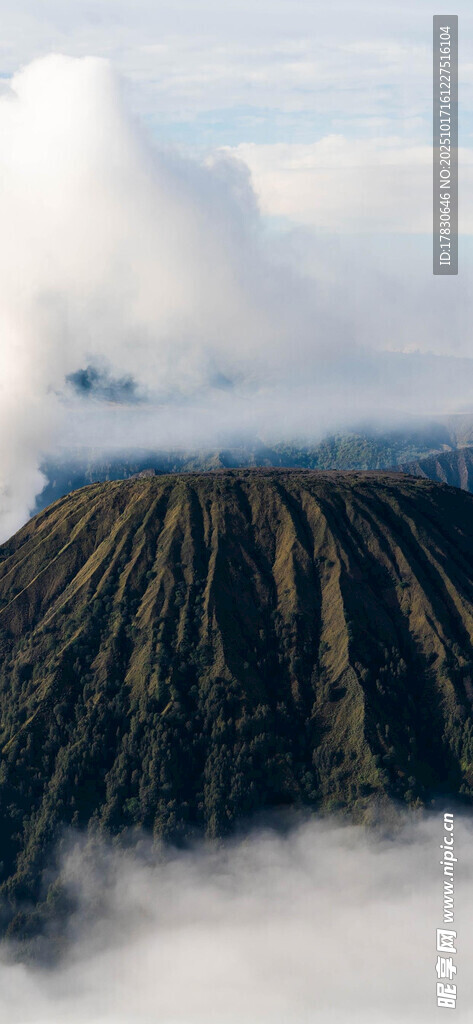云雾缭绕的壮丽火山景观