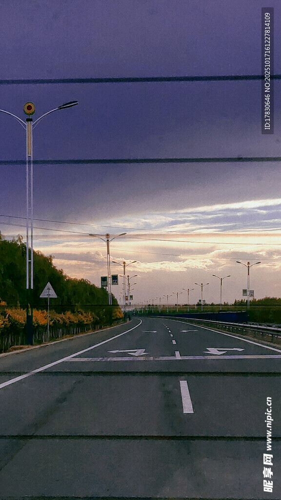 黄昏下的空旷道路